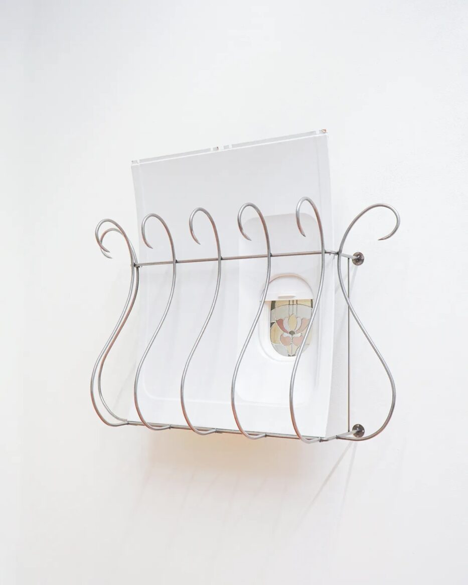Kunstwerk "in case of emergency break glass" (2024) von Ju Young Kim